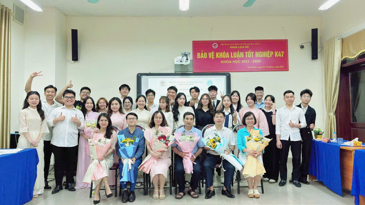 Sinh viên K47 Sư phạm Lịch sử bảo vệ khóa luận tốt nghiệp