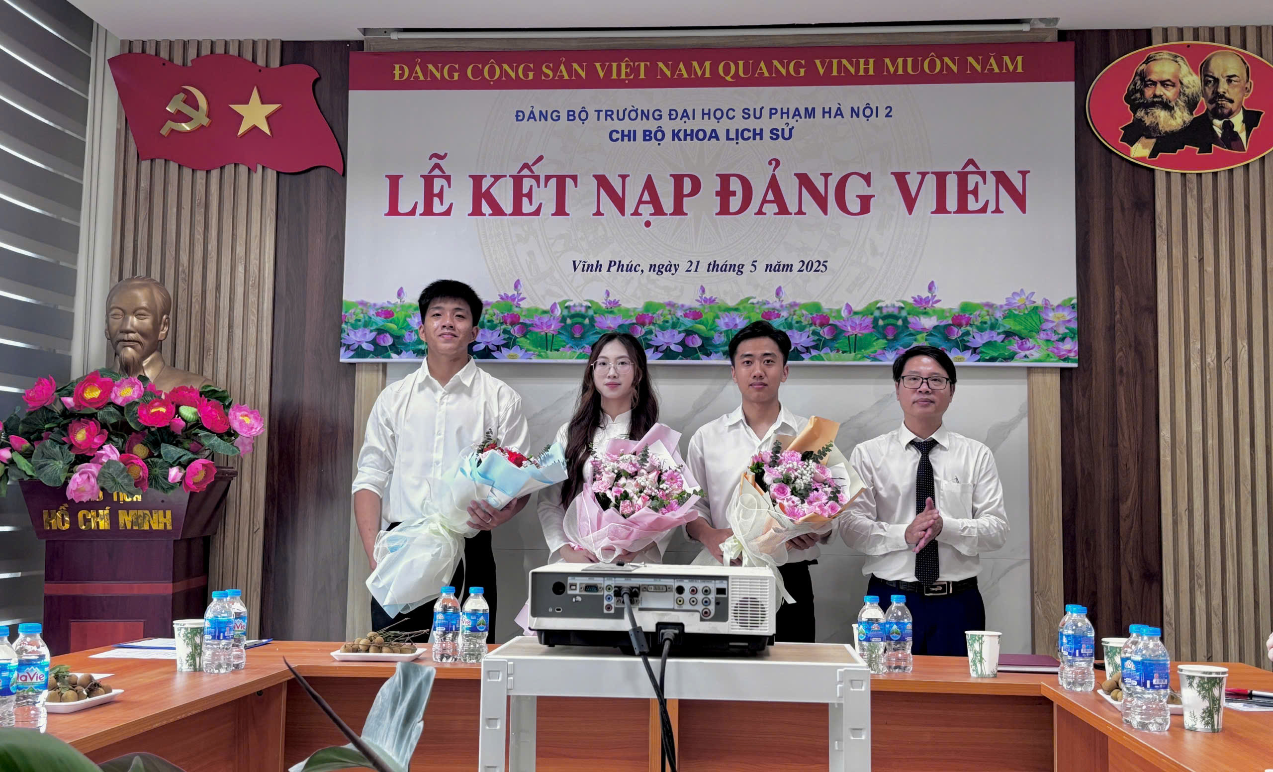 Chi bộ Khoa Lịch sử tổ chức Lễ kết nạp Đảng viên