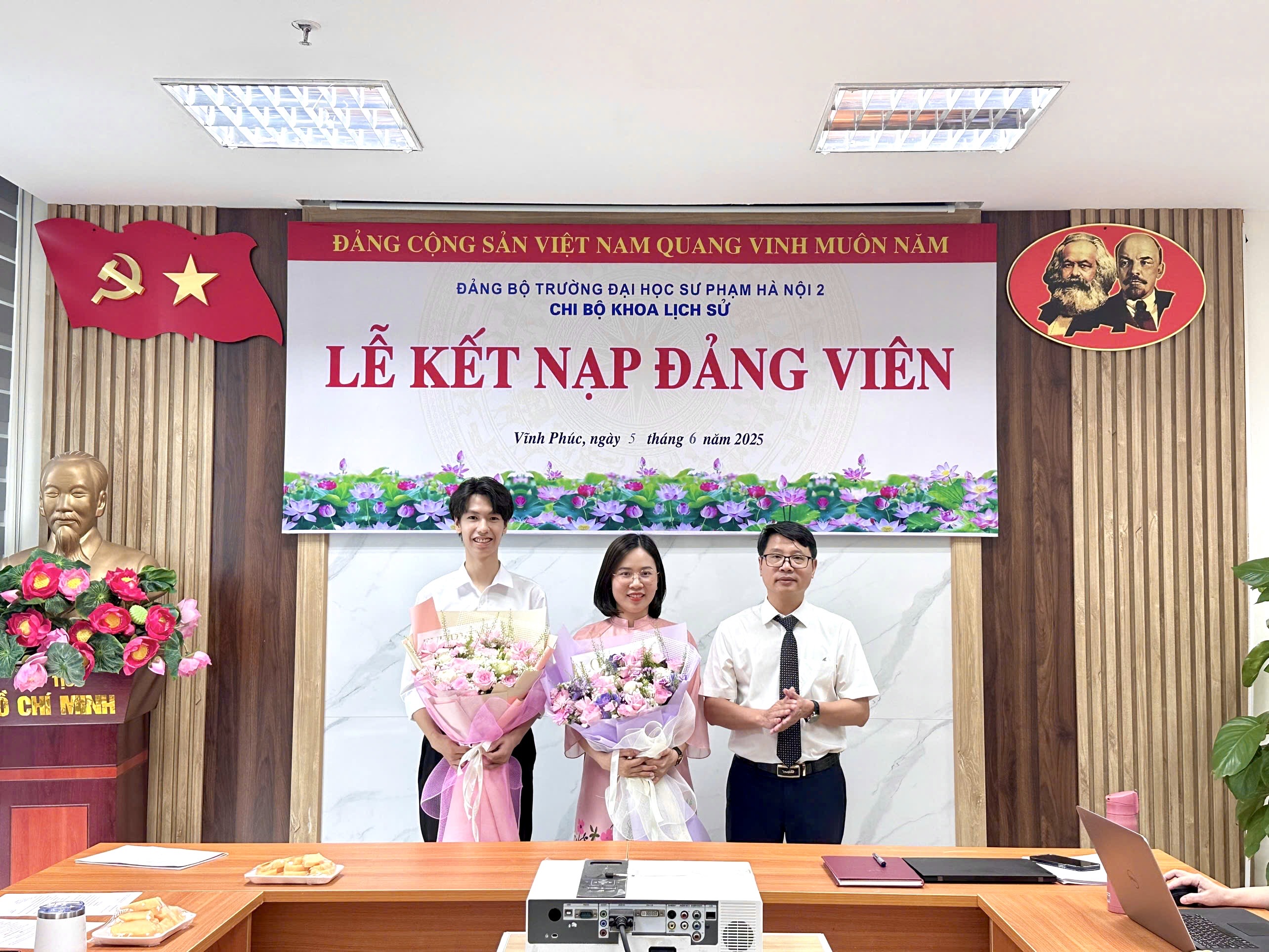 Chi bộ Khoa Lịch sử tổ chức Lễ kết nạp đảng viên