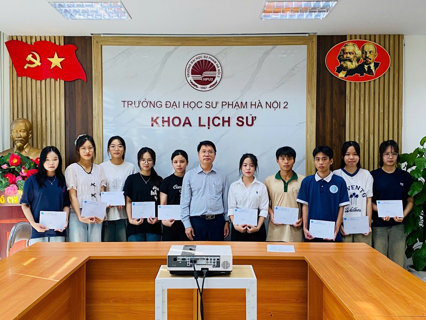Khoa Lịch sử gửi trao yêu thương – sẻ chia khó khăn sau bão lũ 