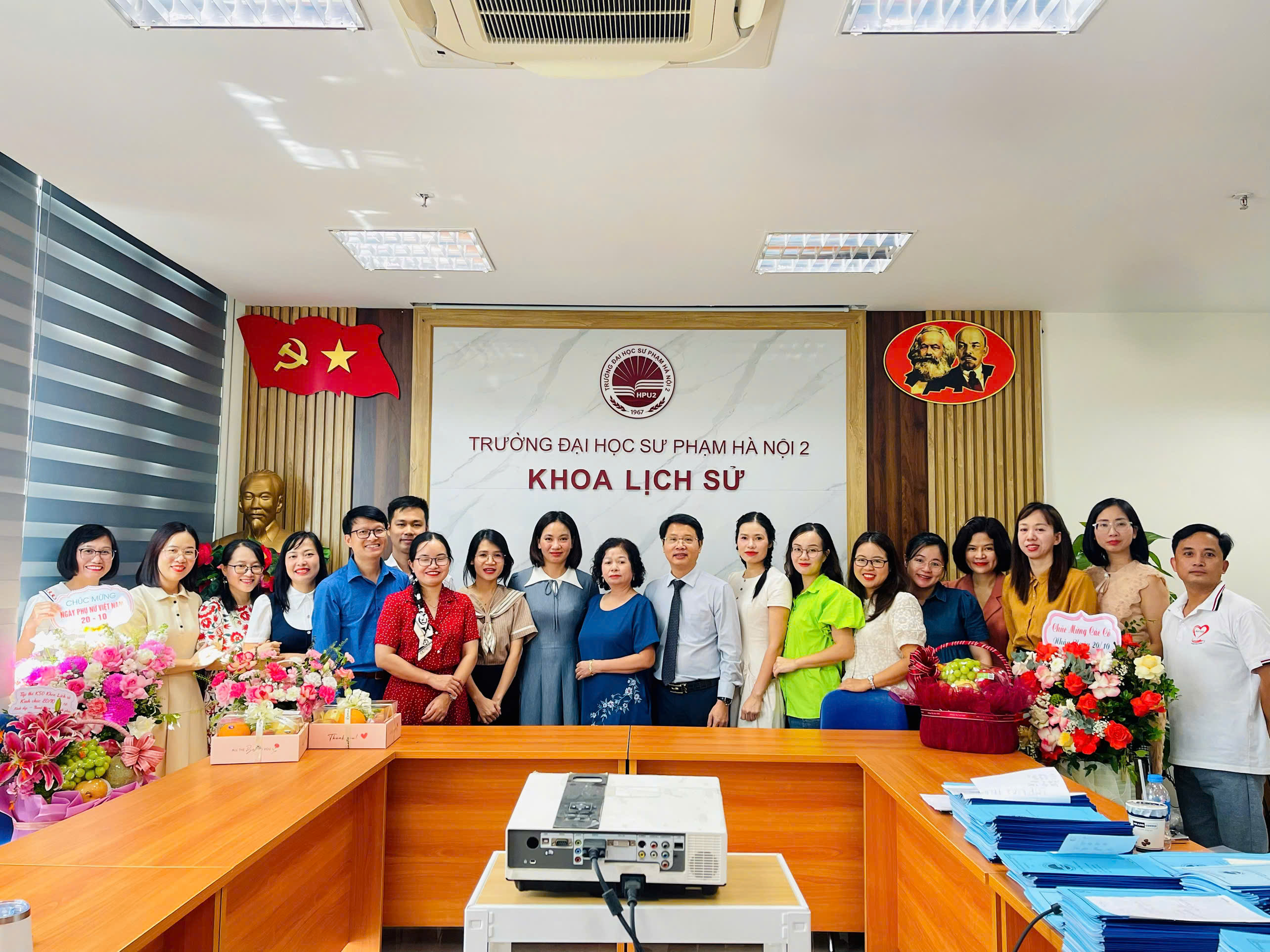 Khoa Lịch sử tổ chức chào mừng ngày Phụ nữ Việt Nam 20/10