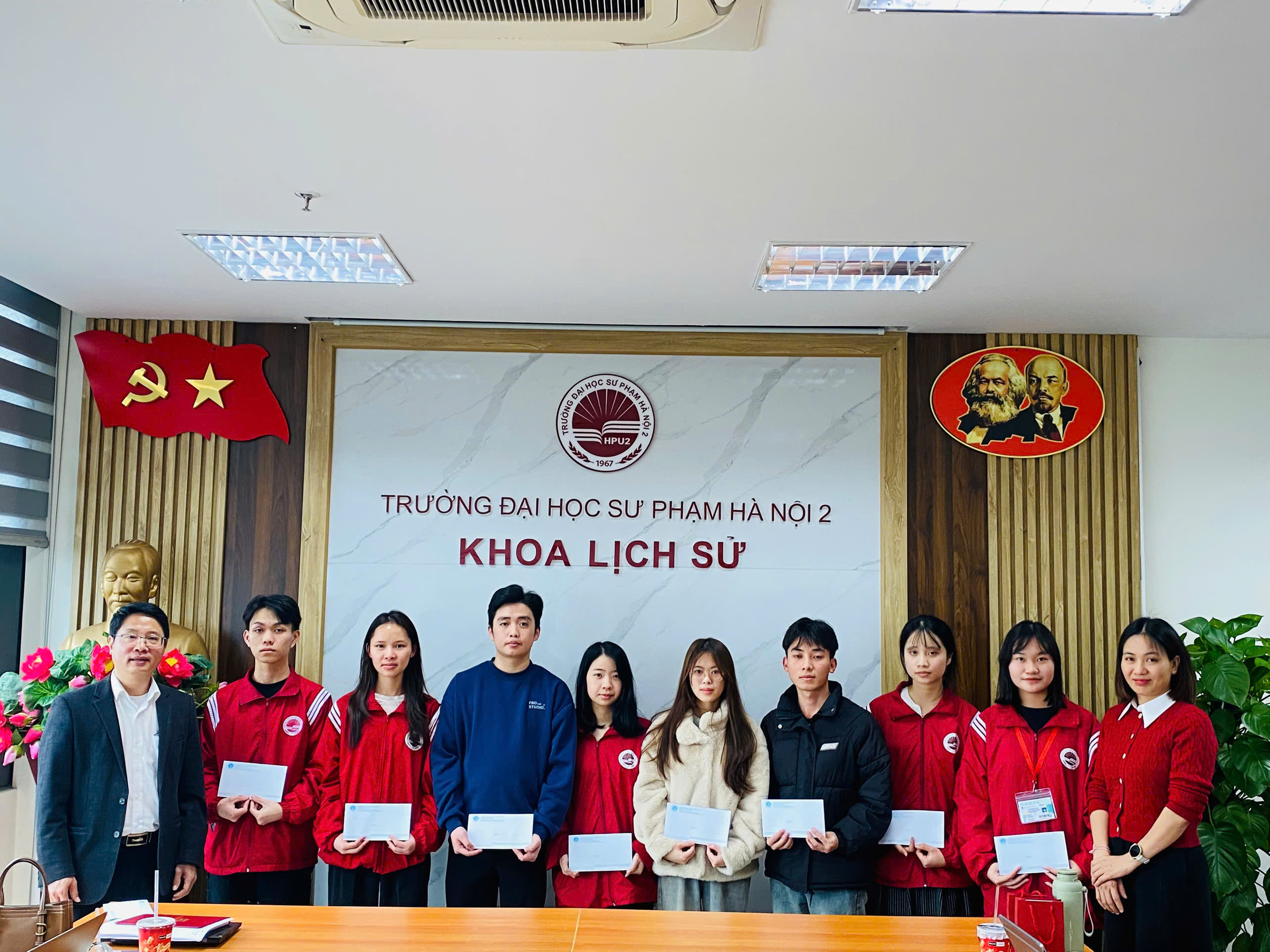 Khoa Lịch sử – Trường Đại học Sư phạm Hà Nội 2 trao quà hỗ trợ Tết Bính Ngọ 2026 cho sinh viên có hoàn cảnh đặc biệt khó khăn