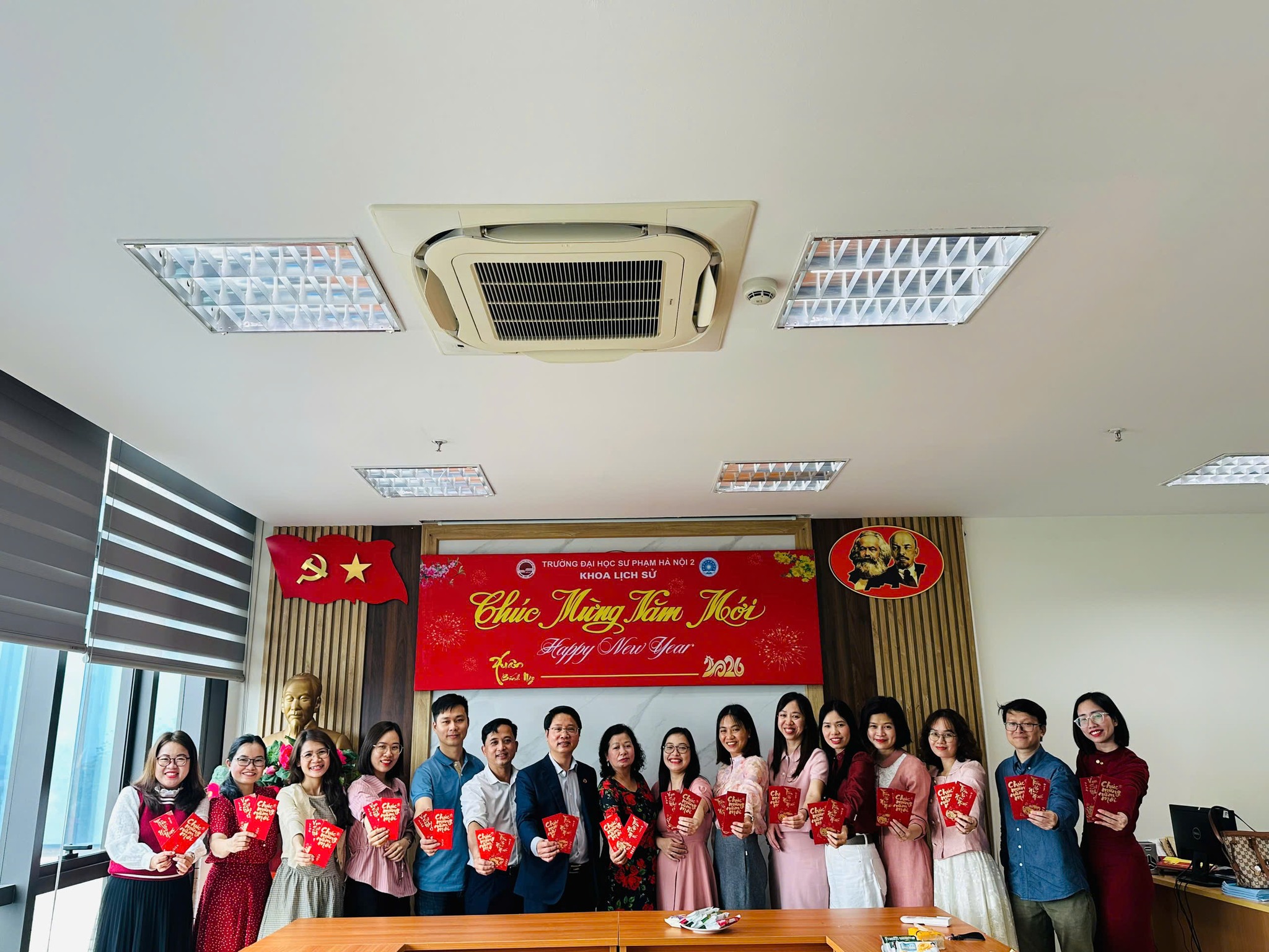 Khoa Lịch Sử gặp mặt đầu xuân Bính Ngọ 2026 và chúc mừng PGS.TS Đỗ Thị Mùi vinh dự nhận huân chương lao động hạng Ba