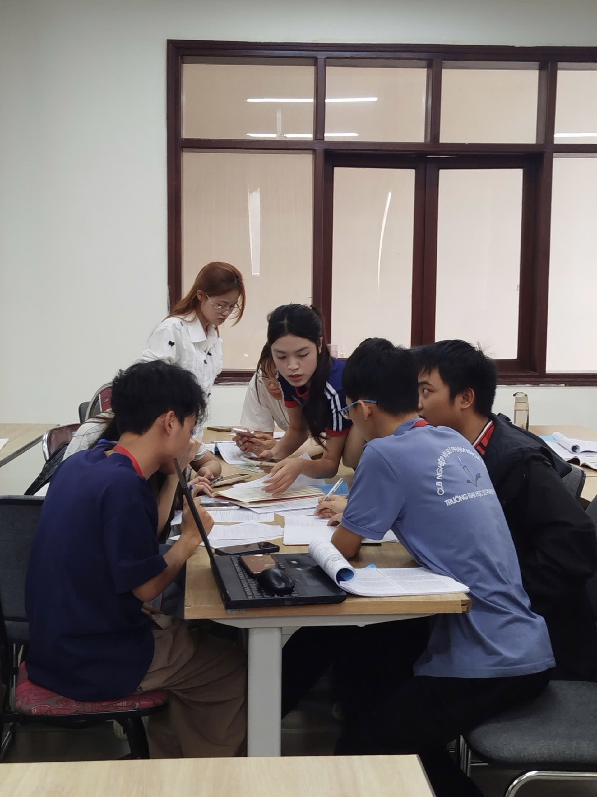 Học tập hiện thân: Khi giảng đường là nơi kiến tạo những giá trị mà trí tuệ nhân tạo không thể thay thế