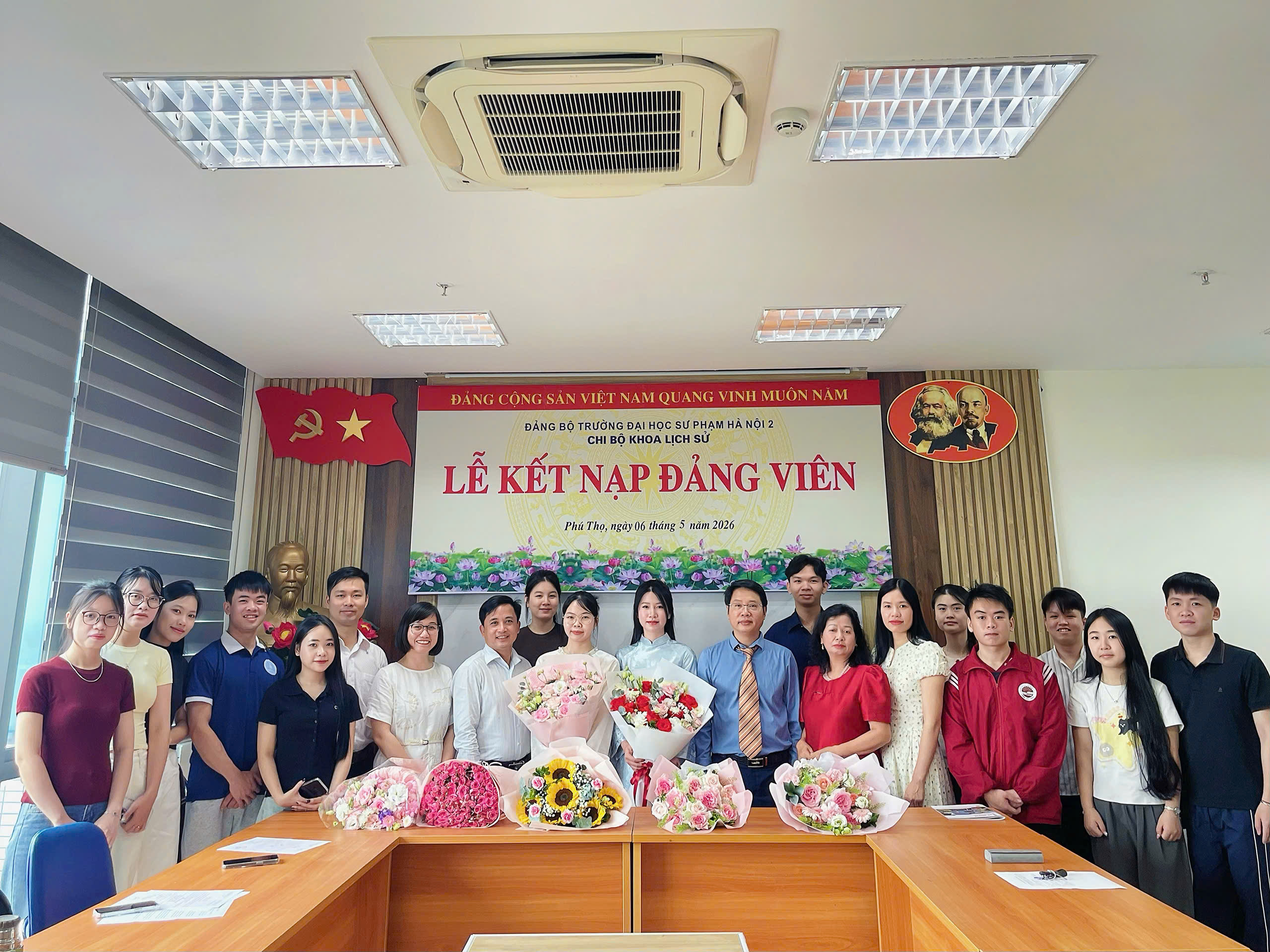 Khoa Lịch Sử tổ chức Lễ kết nạp Đảng viên mới – Dấu ấn trưởng thành của những quần chúng ưu tú